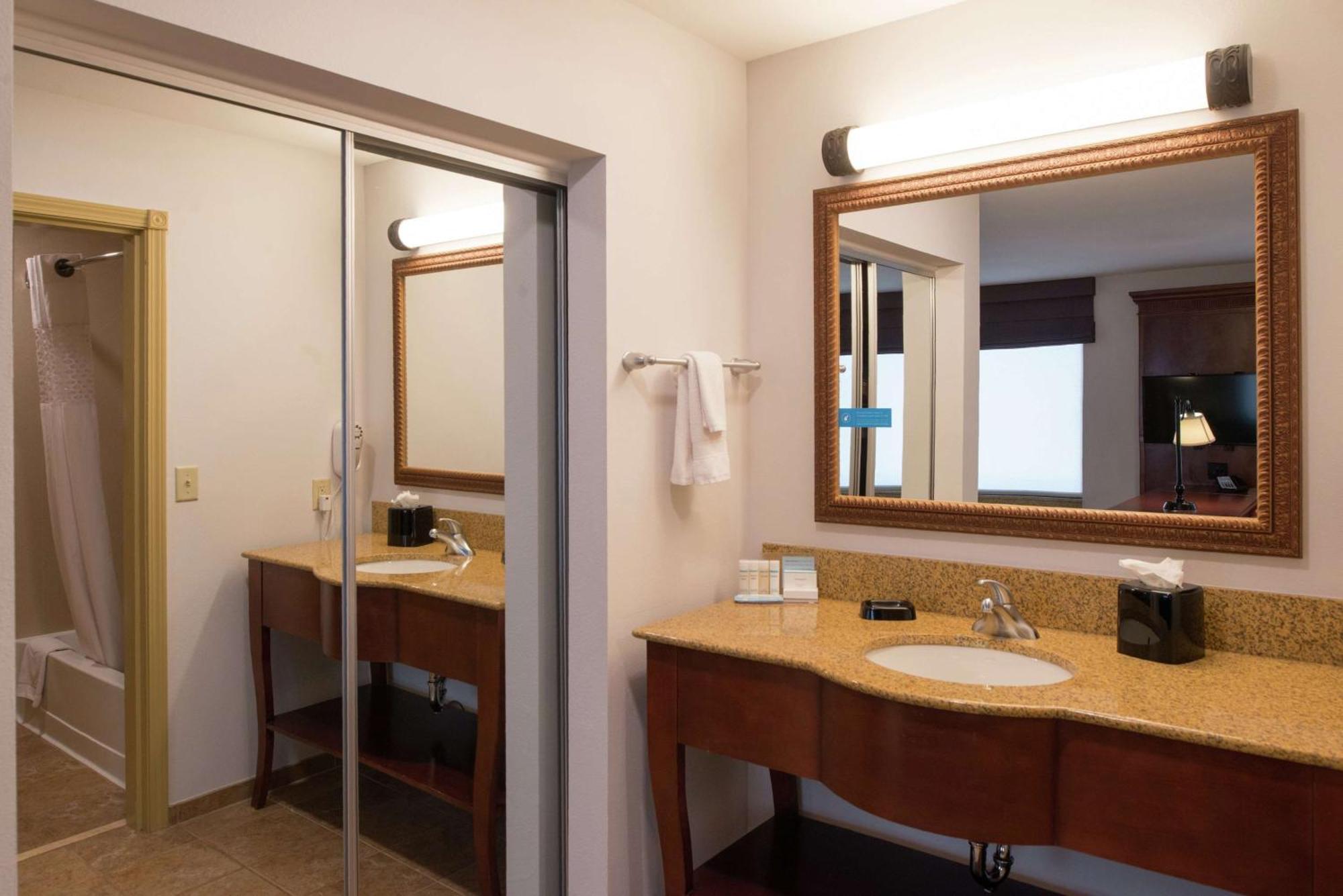 Hampton Inn & Suites Райфл Экстерьер фото