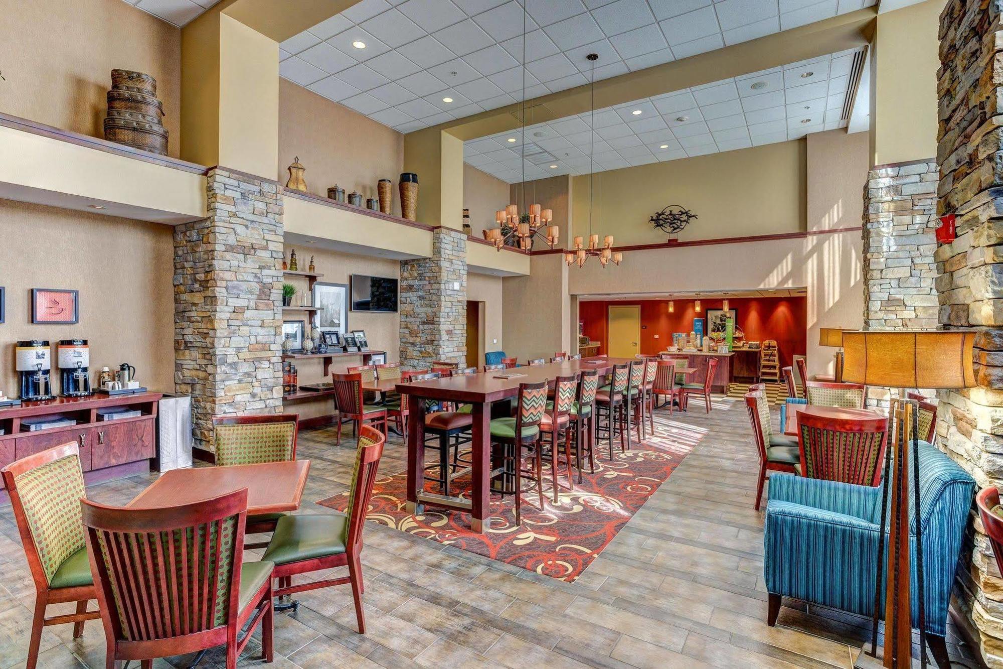 Hampton Inn & Suites Райфл Экстерьер фото