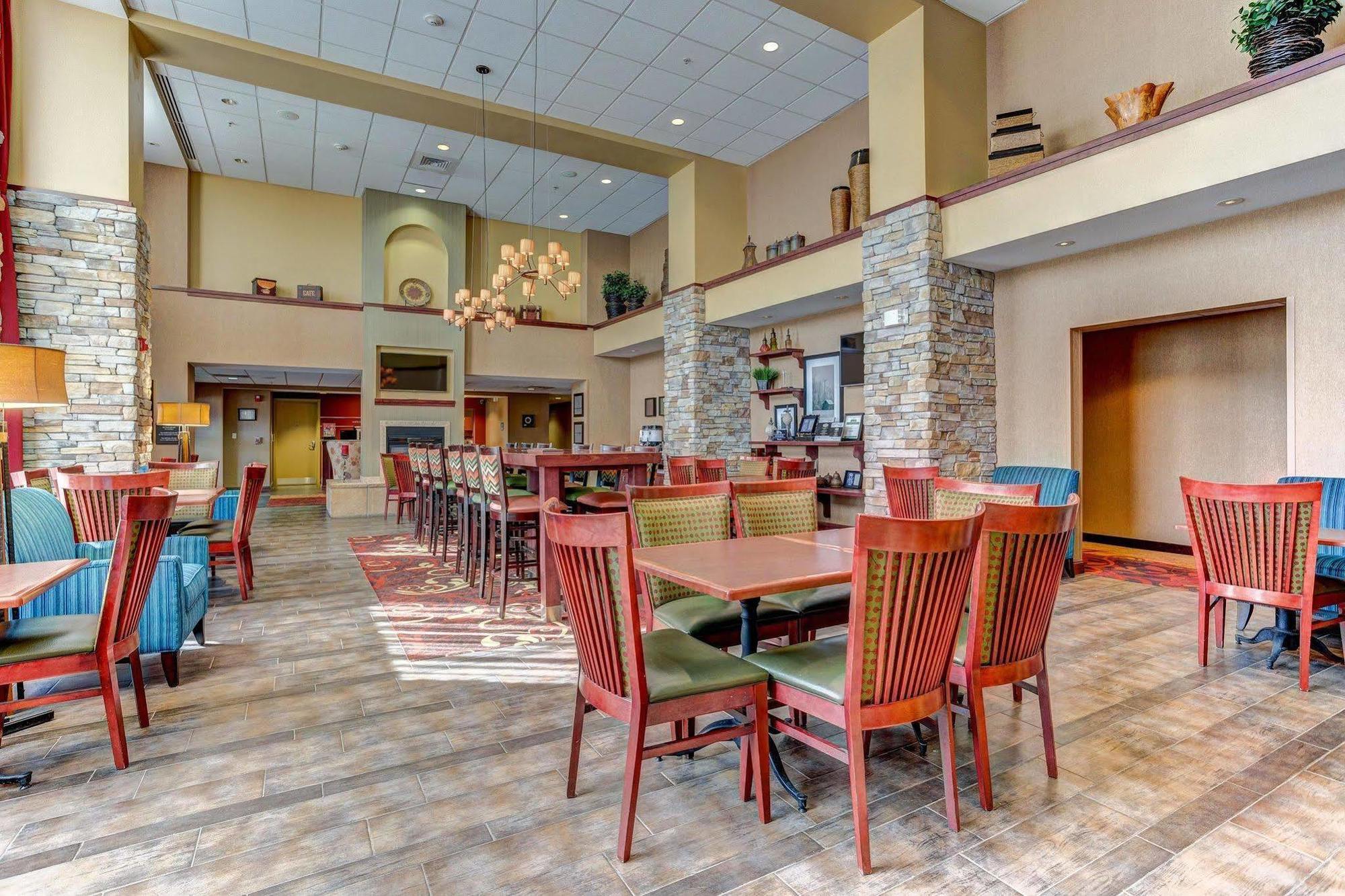 Hampton Inn & Suites Райфл Экстерьер фото